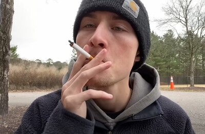 Лечение зависимости от табакокурения в Ханской Мужчина с сигаретой делает затяжку