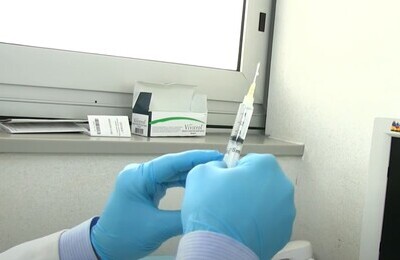 Проведение кодирования Вивитролом в Ханской Шприц с Вивитролом в руках у врача